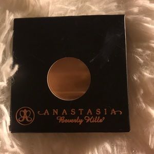 Anastasia Beverly Hills highlighter in Latte.